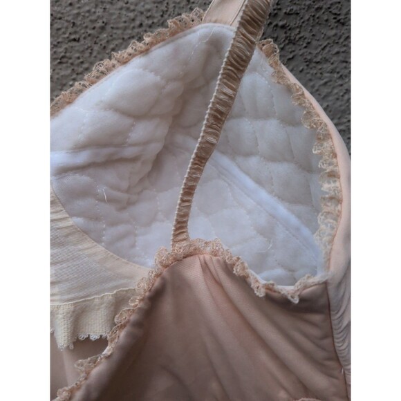 VTG Olga Bodysuit 32 B Lace Trim Legs Bust. Light Padding, Snap Closure. - Picture 10 of 16